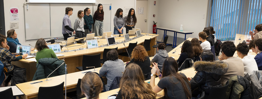 Présentation des étudiants en master CEM devant des lycéens du Lycée La Pérouse Kerichen, lors d'une visite à l'IUEM.