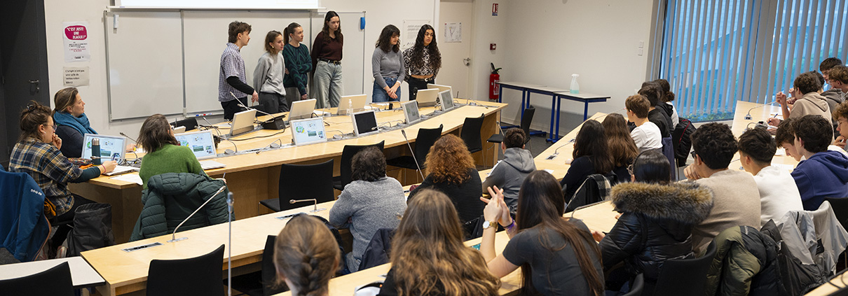Présentation des étudiants en master CEM devant des lycéens du Lycée La Pérouse Kerichen, lors d'une visite à l'IUEM.